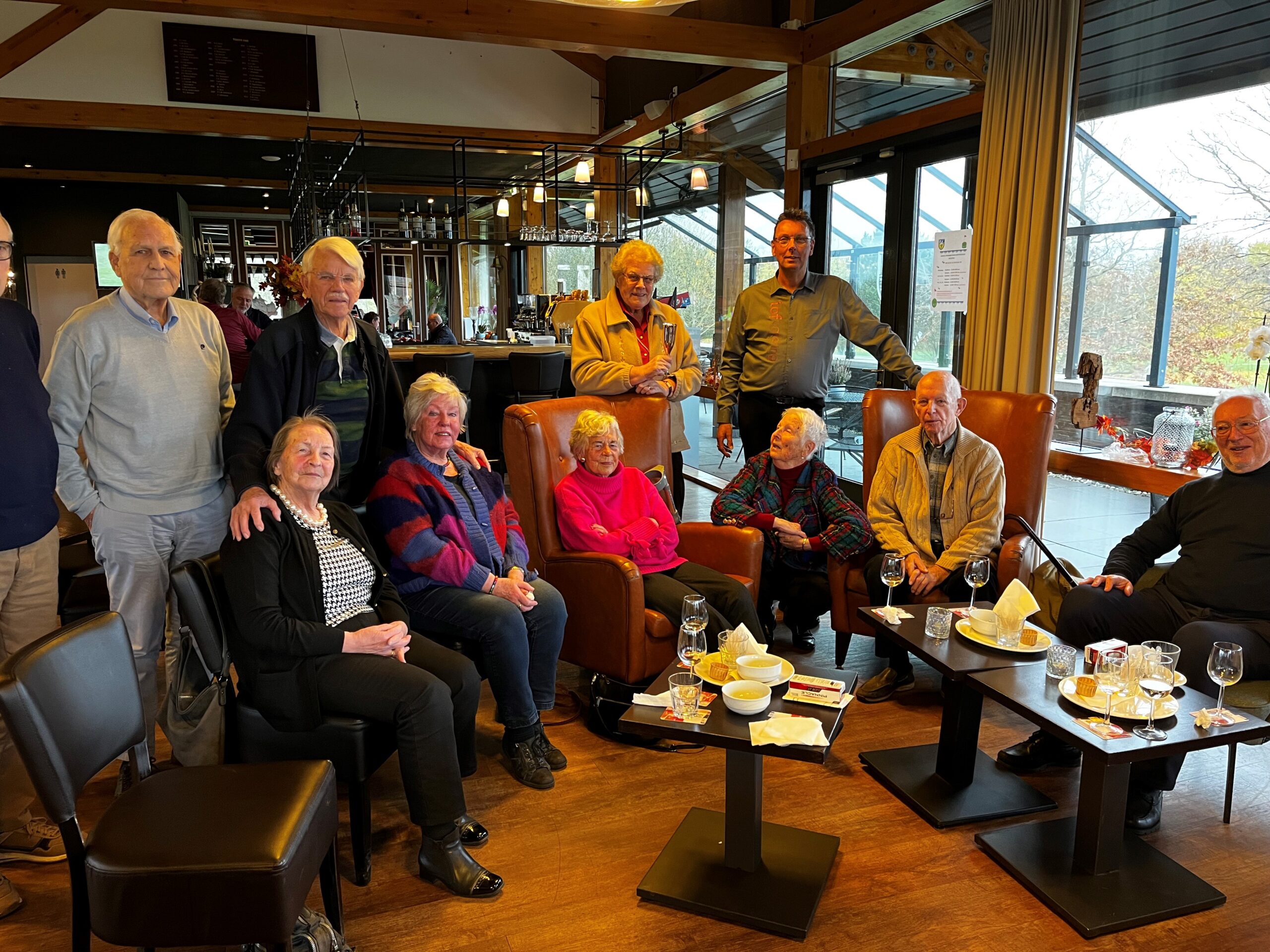 Vlnr. Frits Hamel, Wil Onstwedder, Charles Ligtvoet, Ria Vriesen, Ans de Graaf, Liesbeth Polman, Perry Rust,Joke van Geest, Ies van Geest, Dan Iverus. Theo Bouwman is half zichtbaar staande links van Frits Hamel