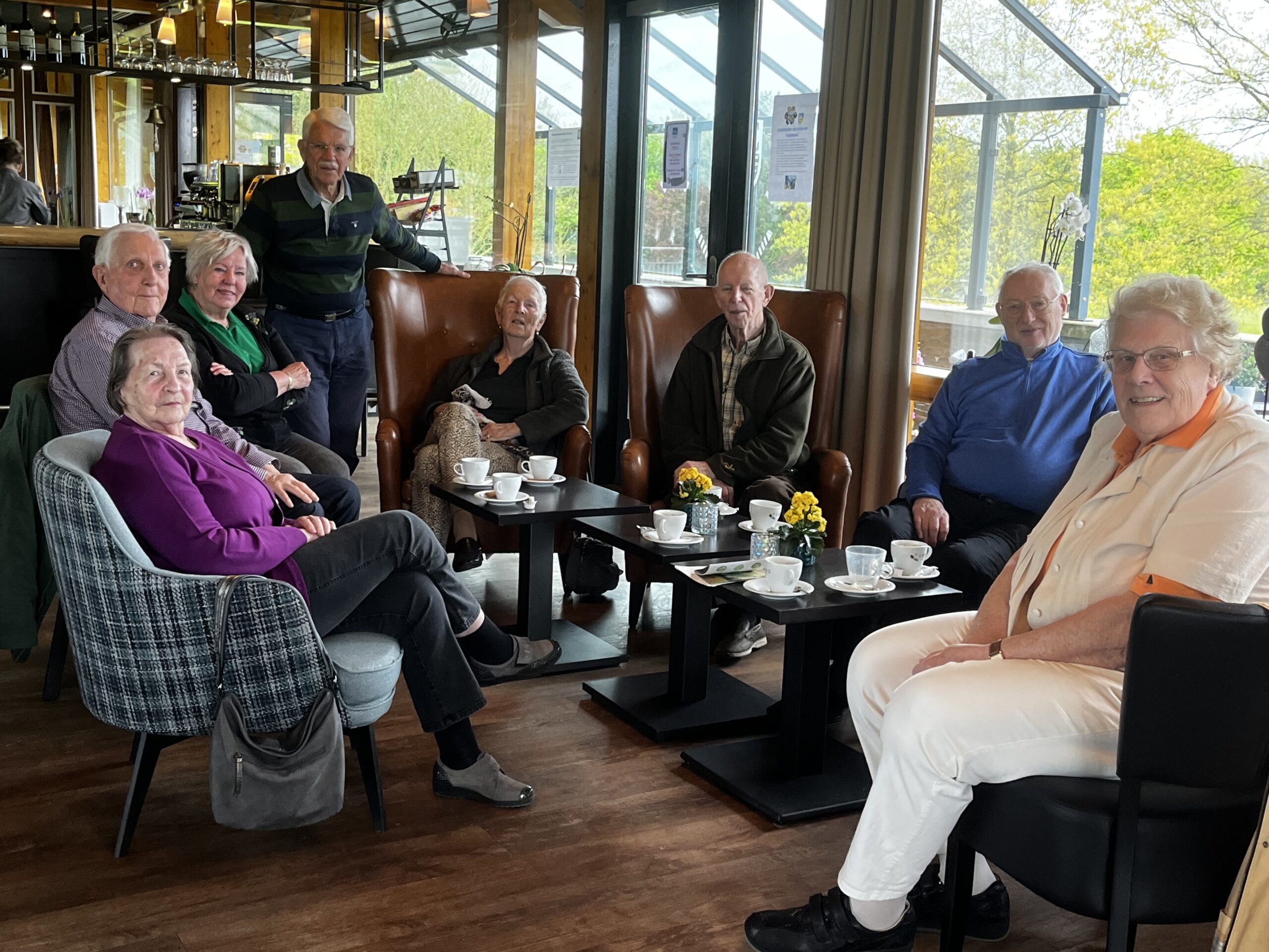 V.l.n.r. Harry Broerse, Wil Onstwedder, Ria Vriesen, Charles Ligtvoet, Joke en Ies van Geest, Dan Iverus, Liesbeth Polman, niet zichtbaar Theo Bouwman zittend achter Liesbeth